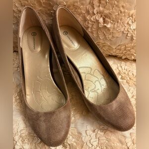 Giani Bernini Taupe Textured Leather Slip-Ons w Padded Insole & Stacked 3” Heel